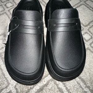 Crocs women’s 8 Black Slip-On Shoes